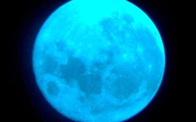 Mister pe cer, în această noapte: Lună albastră